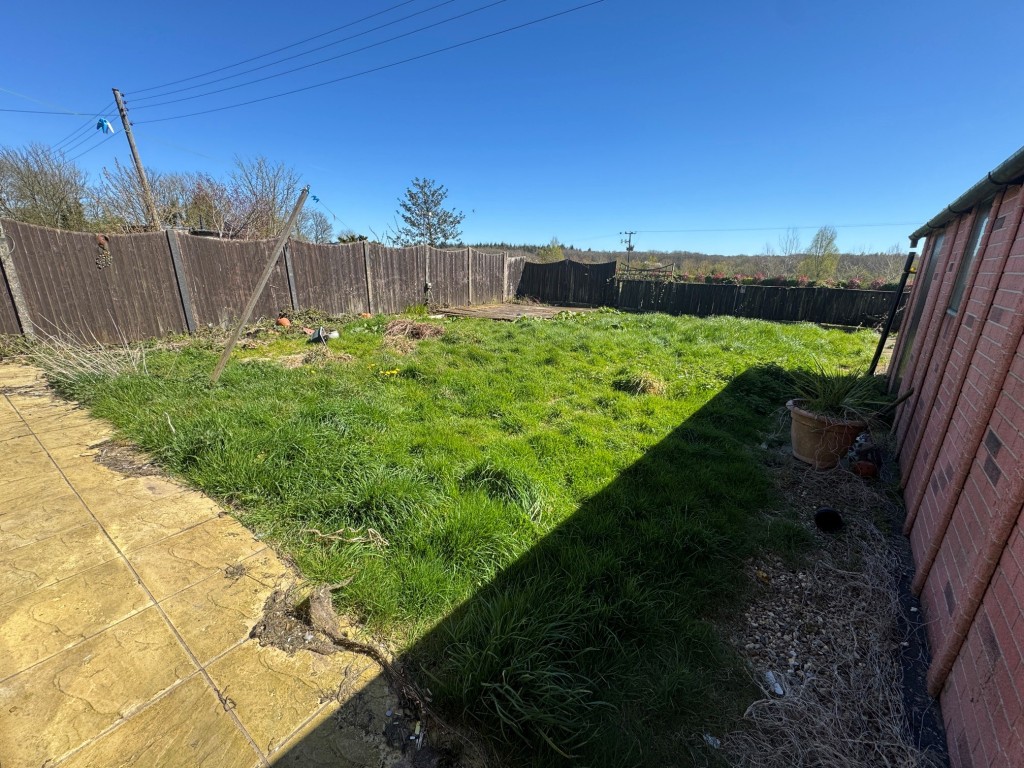 Lot: 127 - SEMI-DETACHED HOUSE IN NEED OF TOTAL REFURBISHMENT - Rear garden